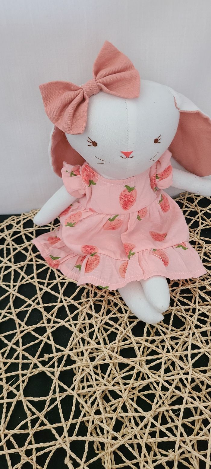Poupée lapin avec robe fraise rose, poupée ancienne faite main,