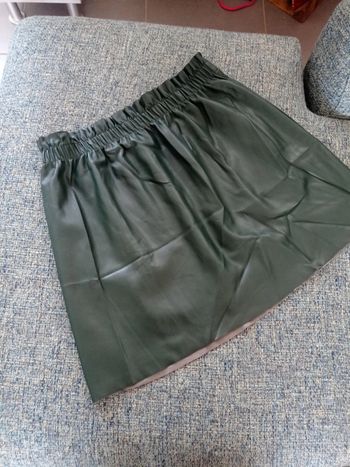 Mini jupe simili cuir de la couleur verte