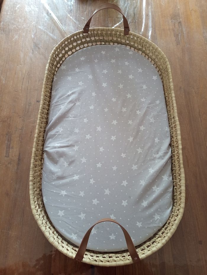 Panier à langer avec matelas et housse.