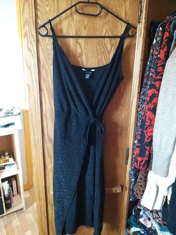 Robe noire pailletée cache-cœur