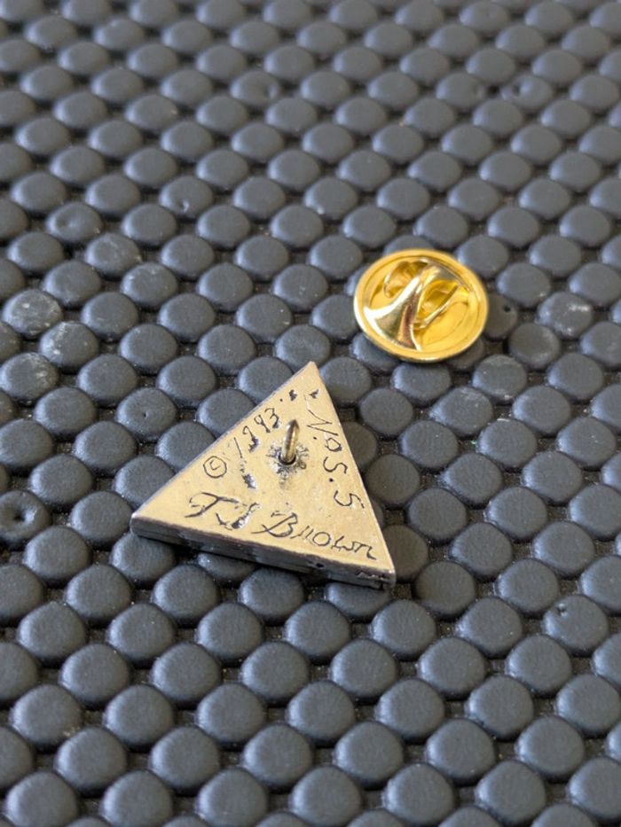 Pin's Triangle Billard en étain signé Brown - photo numéro 2