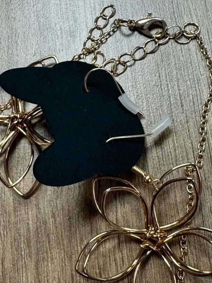 Parure de bijoux doré, boucles d’oreilles et collier - photo numéro 6