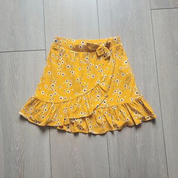 Jupe fluide couleur moutarde. Fille 8 ans. Marque Kiabi