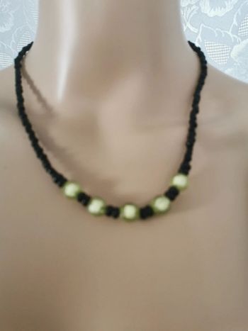 Collier. Vert. Noir