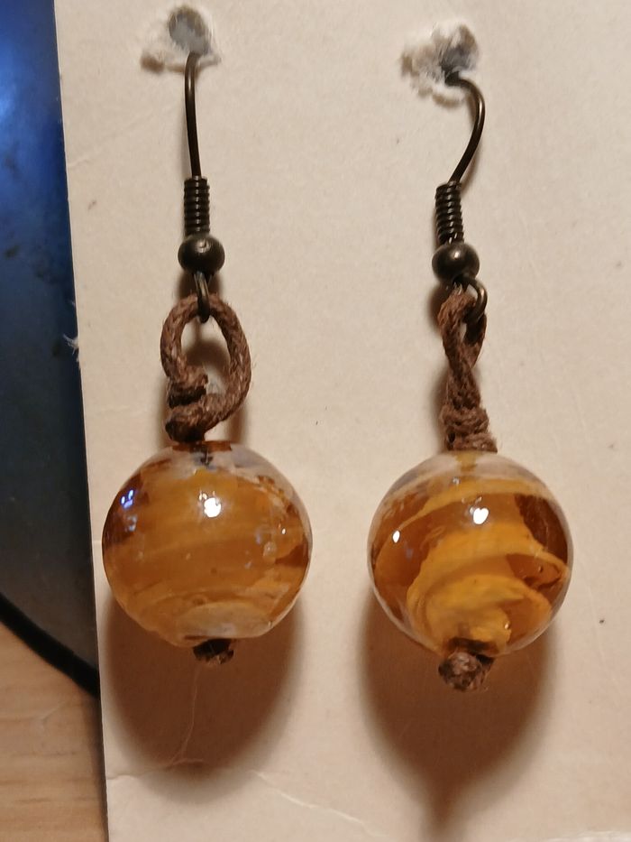 Ancienne pèrede boucles d'oreilles anglaises allumer qu'est-ce qu'elle a dit euh t'as pas besoin c'est pas aujourd'hui ça marche merdicateur oui c'est