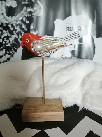 Oiseau décoratif sur socle
