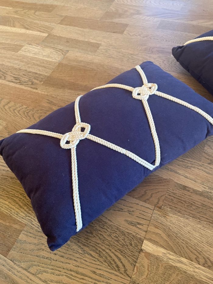 Lot de deux coussin bleu marine très bon état - photo numéro 2