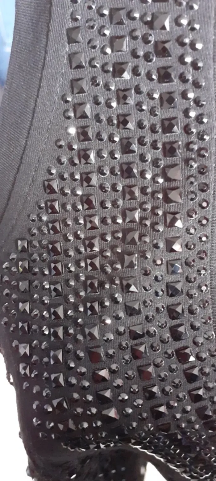 Joli haut noir avec dentelle et strass noir. - photo numéro 12