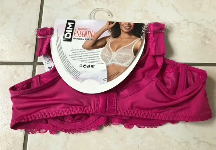 Soutien-gorge avec armatures broderie rose DIM Generous taille 90B Neuf avec son étiquette - photo numéro 2