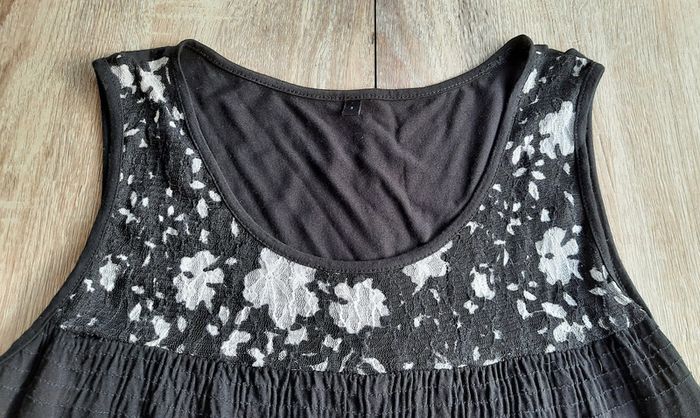 Tunique noire avec dentelle, taille 40 - photo numéro 4