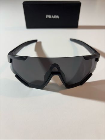 Lunettes Prada noir neuf avec la boîte