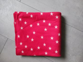 couverture ou plaid polaire rouge et étoiles blanches 125 x 145 cm 
