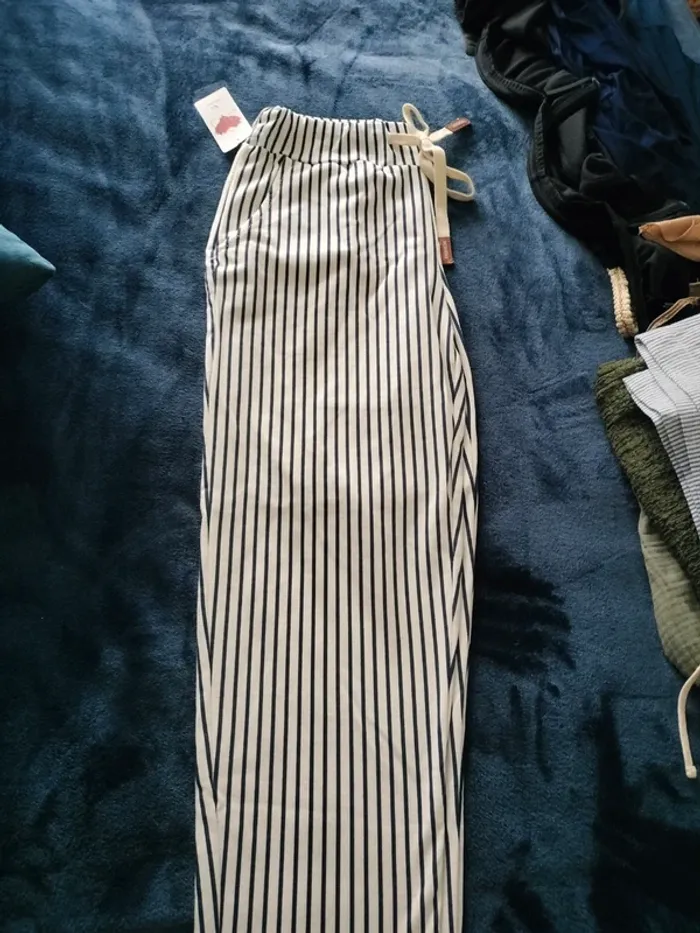 Pantalon bleu et blanc