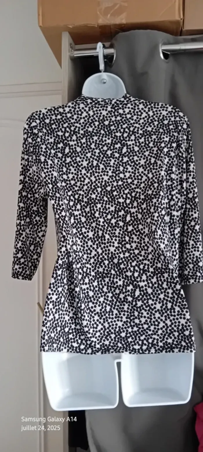 Blouse fluide manches 3/4 col V motif pois et fleurs en relief noir et blanc femme L cache cache - photo numéro 14