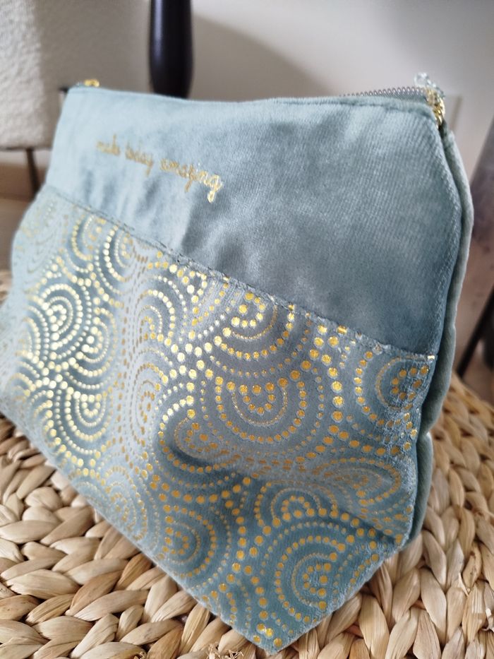 Pochette velours ras bleu et doré - photo numéro 2
