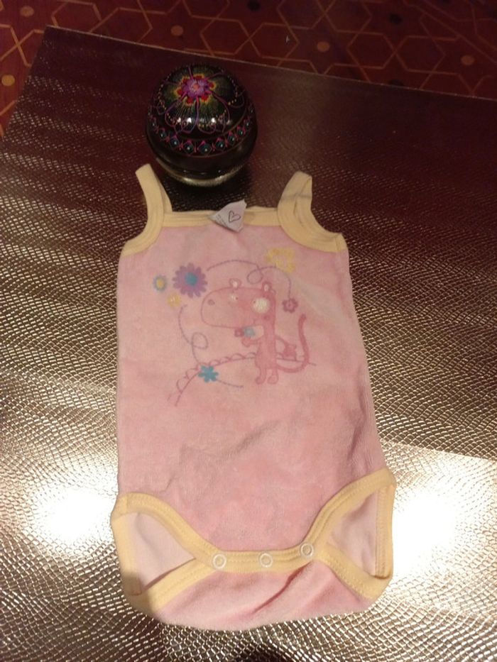 Body neuf type éponge 0 à 3 mois