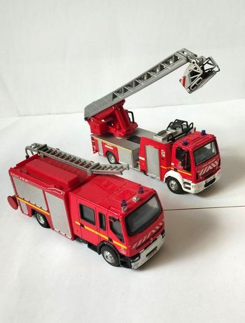 2 camions de pompiers Burago 1/50