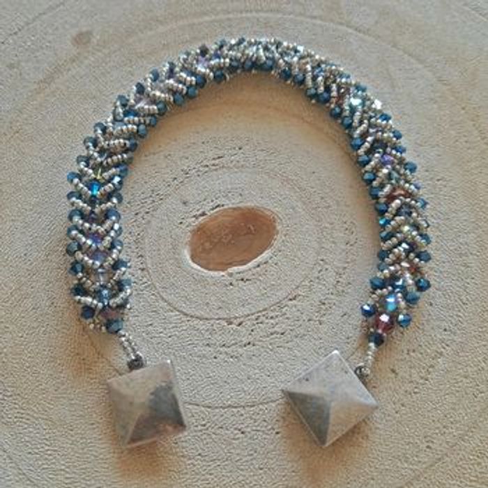 Bracelet perles bleu et argent motif chevrons