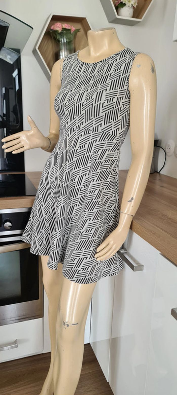 tres jolie robe jennyfer noir et blanche taille 36 - photo numéro 3