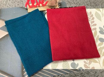 2 écharpes : 1 bleue / 1 bordeaux