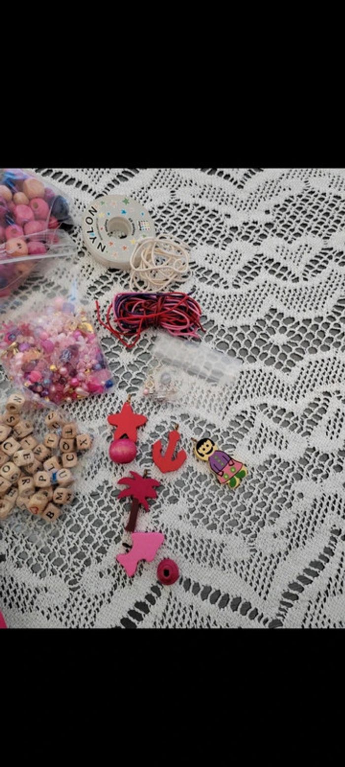 🩷 Lot de perle en bois coloré et autres accessoires - photo numéro 4