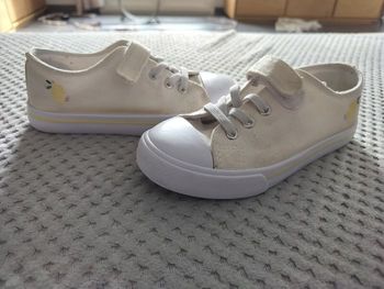 Basket basse en toile blanches T 30 très bon état 