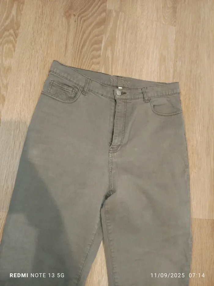 Magnifique Jean stottage taille 44 vert Kaki - photo numéro 2