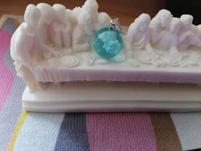 Pendentif en résine avec Des Nuages a l'intérieur