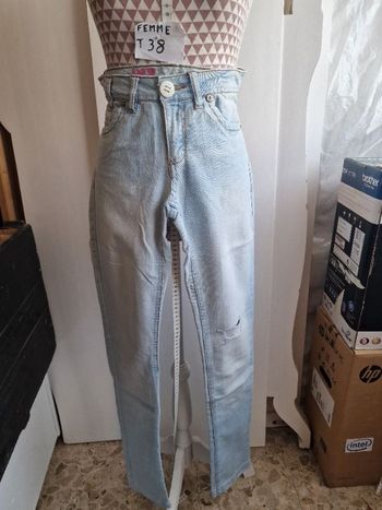 Jeans, bleu clair, taille standard, forme slim, déchiré sur le genoux gauche,en coton & elasthanne