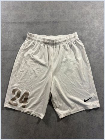 Short Nike blanc logo brodé noir avec Floquage Numéro 24 Taille M