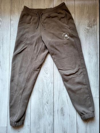 Jogging marron New Balance – Taille M – Coton doux – Logo brodé – Style streetwear détente