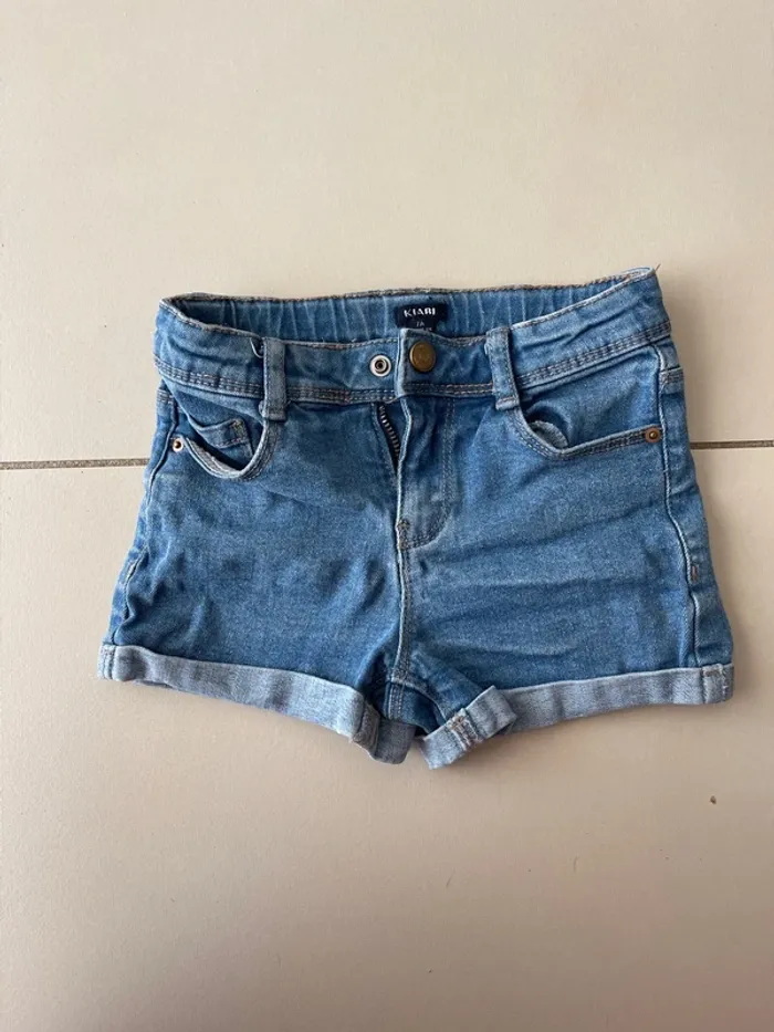 Short fille