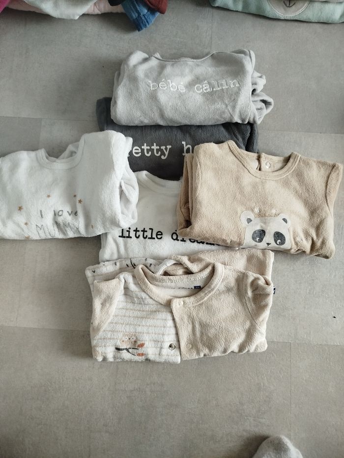 Pyjamas  1 mois - photo numéro 2