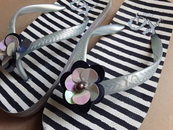 Tongs fleur en perle fille en 27/28 XQ TBE