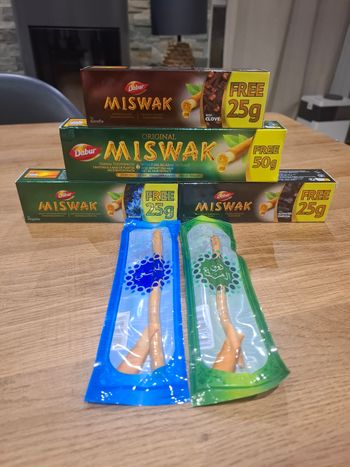 Lot de dentifrices miswak 170 (Classique) et 75g (Charbon, nigelle et clou de girofle) et 2 siwak 