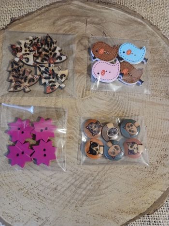 Lot de 4 sachets de boutons en bois sapin de Noël étoiles chats et oiseaux