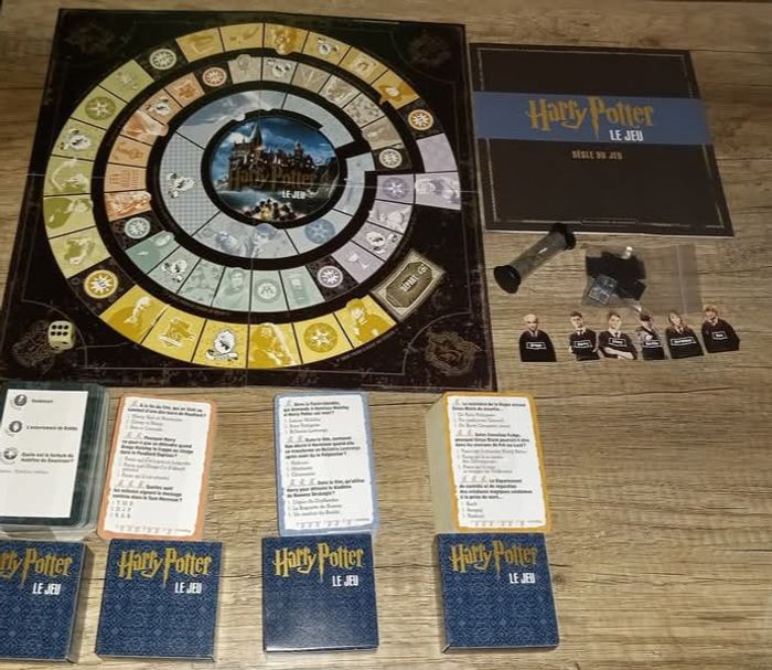 Jeu harry Potter 1000 questions et défis
Gallimard jeunesse à partir de 8 ans 
Les marques sur la boîte c est pas que c est abime mais c est le jeu qui est comme ça
Il a juste était ouvert et utilisé 1 fois - photo numéro 8