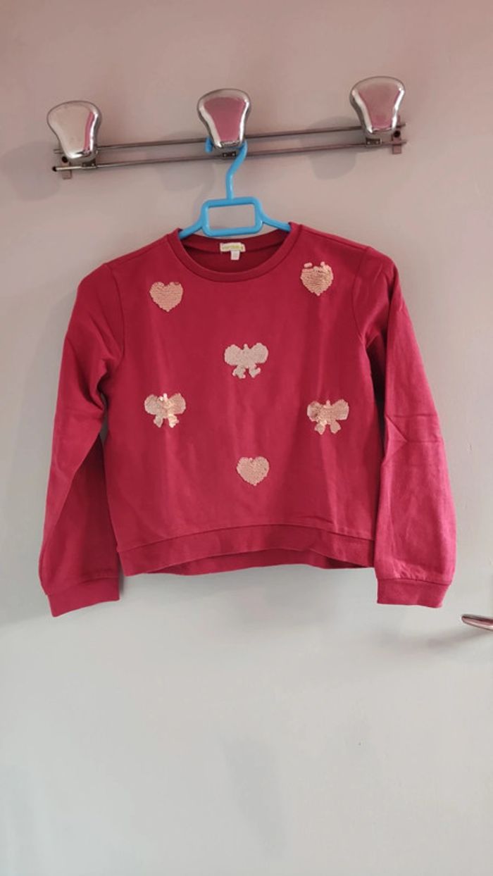 Sweat rouge à cœur et papillons qui changent de couleurs