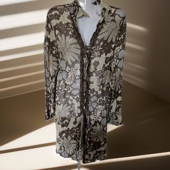 Superbe chemisier voilée multi-laçage et frou-frous
