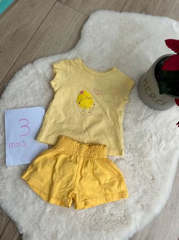 Jolie ensemble citron ~ 3 mois