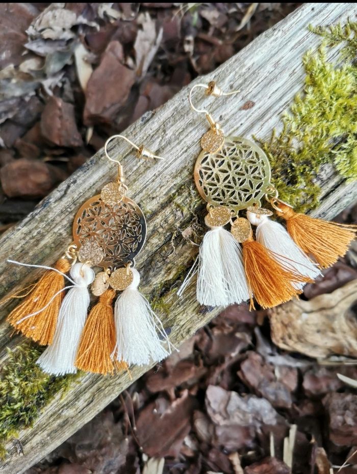 Boucle d'oreille bohème avec pompon