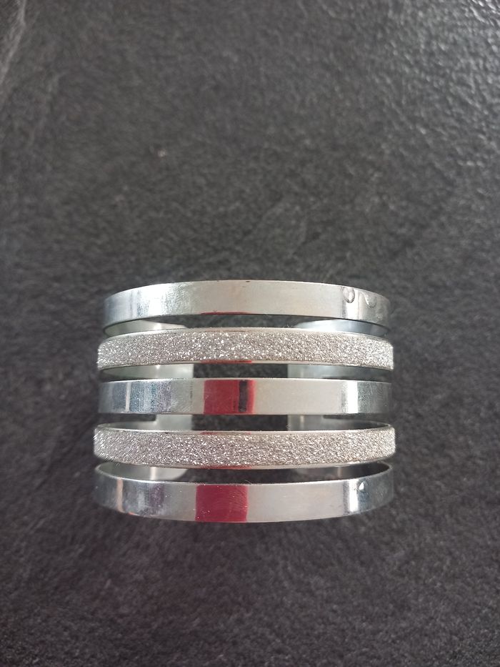 Bracelet manchette couleur argentée - photo numéro 3