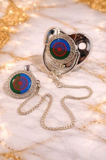 Tétine motif drapeau – Taille unique, forme physiologique, avec protection