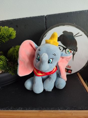 doudou peluche Dumbo Disney bleu gris  bonnet jaune collerette rouge rose DD0683