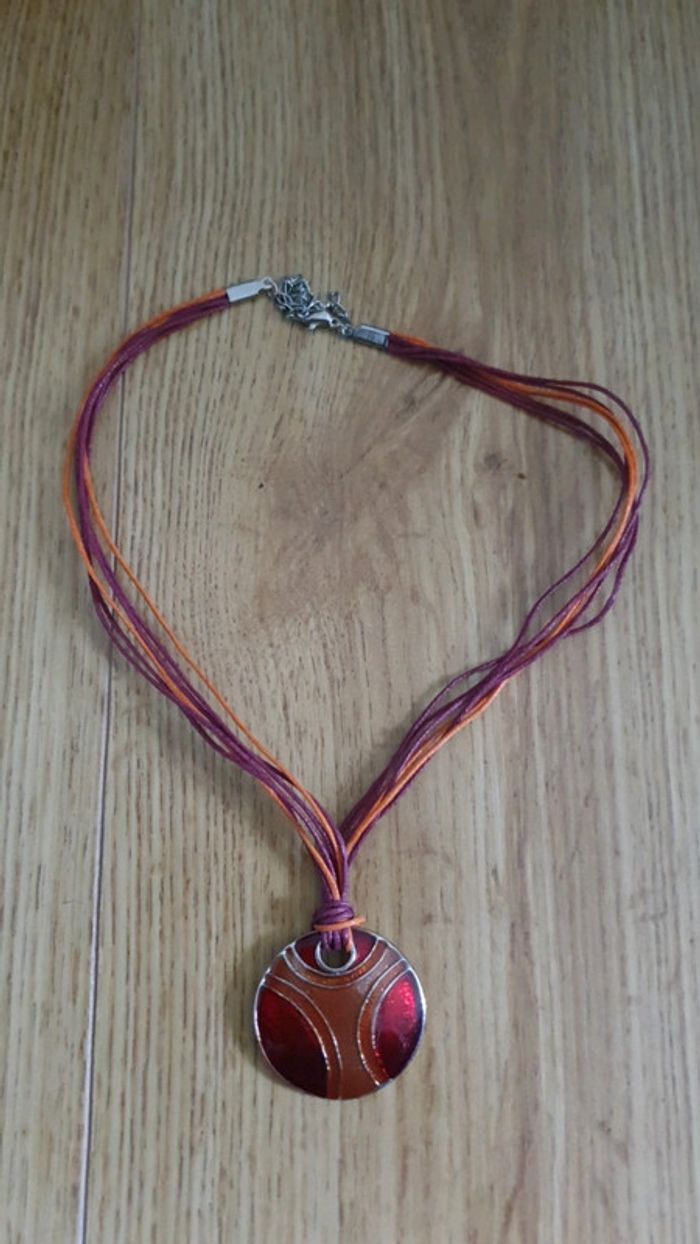 collier pendentif métal rouge