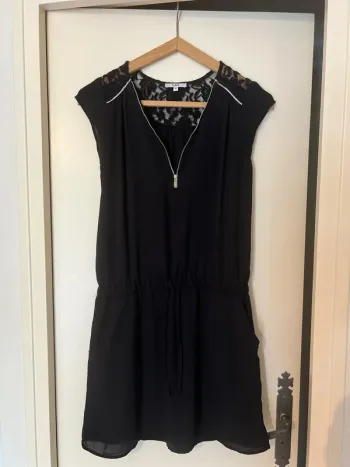 Robe noire avec poches
