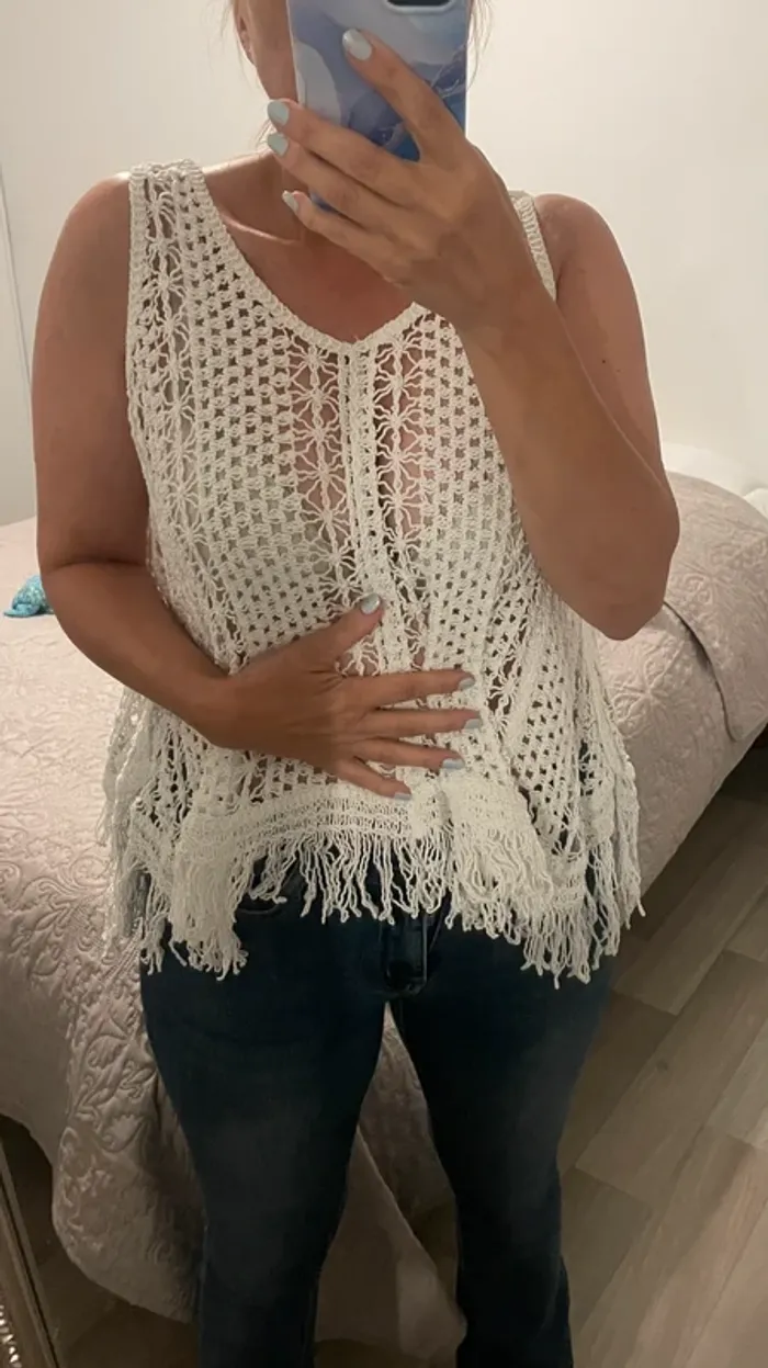 Joli top crocheté neuf
