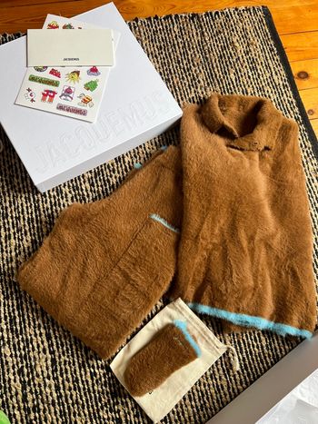 🪶 Ensemble Jacquemus “Neve” Marron – Polo + Pantalon + Chaussettes