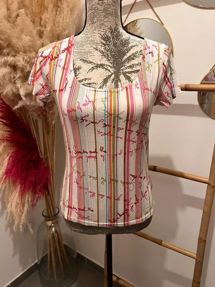 Tee shirt blanc et multicolore