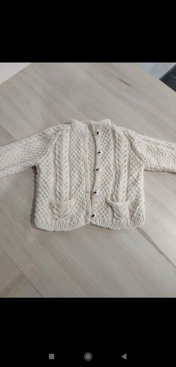 Superbe Gilet écru en laine boutons cerises fait main 3/6 mois